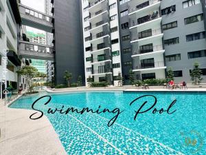 シャー・アラムにあるSpacios Cozy Homestay Huni at Setia Alam KL 3 rooms 2 bathroomのアパートメントの建物の前にスイミングプールがあります。 +7枚の写真