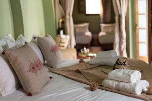 Postel nebo postele na pokoji v ubytování Riad Rumi Marrakech Medina