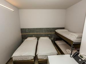 Campione Univela Rooms & Beds - Private Beach房間的床