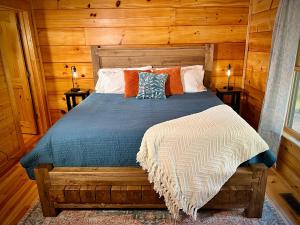 エリジェイにあるEllijay Cabin - Cozy Fall Hideaway & Hot Tubの木製の壁のベッドルーム1室(大型ベッド1台付) +56枚の写真