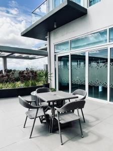 Μπαλκόνι ή βεράντα στο King Studio with Grand Views