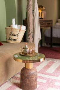 Postel nebo postele na pokoji v ubytování Riad Rumi Marrakech Medina