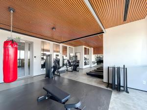 Nine: Conforto e Sofisticação no Jardim Paulista في ساو باولو: صالة لياقة بدنية مع طفاية حريق حمراء وصالة ألعاب رياضية