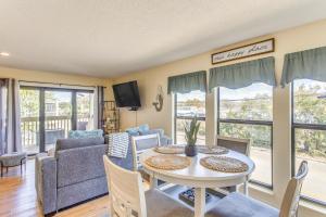 Area soggiorno di Walk to Beach and Pier Quiet Condo in Myrtle Beach