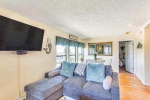 Area soggiorno di Walk to Beach and Pier Quiet Condo in Myrtle Beach