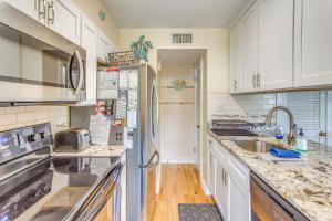 Cucina o angolo cottura di Walk to Beach and Pier Quiet Condo in Myrtle Beach