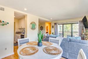 A cozinha ou cozinha compacta de Walk to Beach and Pier Quiet Condo in Myrtle Beach