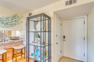Cucina o angolo cottura di Walk to Beach and Pier Quiet Condo in Myrtle Beach