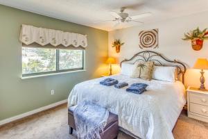 una camera da letto con un letto e una finestra di Walk to Beach and Pier Quiet Condo in Myrtle Beach a Myrtle Beach