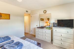 TV o dispositivi per l'intrattenimento presso Walk to Beach and Pier Quiet Condo in Myrtle Beach
