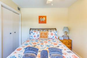 Letto o letti in una camera di Walk to Beach and Pier Quiet Condo in Myrtle Beach