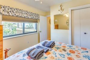 Letto o letti in una camera di Walk to Beach and Pier Quiet Condo in Myrtle Beach