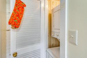 porta di accesso a una lavanderia con lavatrice e asciugatrice di Walk to Beach and Pier Quiet Condo in Myrtle Beach a Myrtle Beach