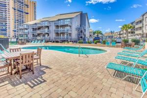 A piscina localizada em Walk to Beach and Pier Quiet Condo in Myrtle Beach ou nos arredores