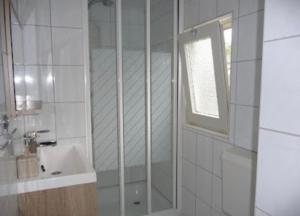 un bagno con doccia, vasca e lavandino di CHALET36 in GROU a Grou Altre 26 foto