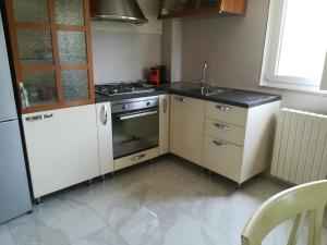 a small kitchen with a stove and a sink at Casavacanze Parco Jannelli in Taranto