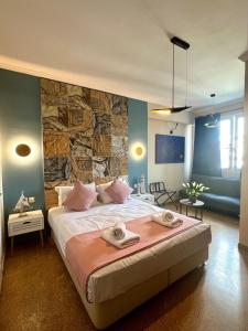 um quarto com uma cama grande com toalhas em Monastiraki 510 SuperHost Hub em Atenas