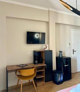 um quarto com uma secretária e uma televisão na parede em Monastiraki 510 SuperHost Hub em Atenas