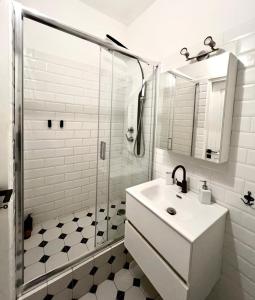 um banheiro branco com pia e chuveiro em Monastiraki 510 SuperHost Hub em Atenas