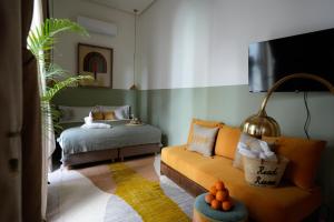 Postel nebo postele na pokoji v ubytování Riad Rumi Marrakech Medina