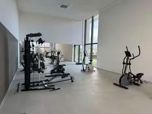 a gym with many exercise bikes in a room at Sixt Haven, panoramisch appartement Oosteroever, Oostende in Ostend