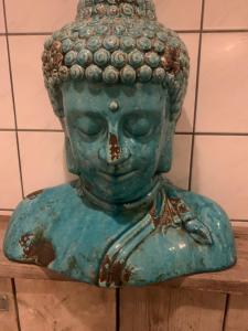 a statue of a head on a table at Althuizenhof - Jelle in Doenrade