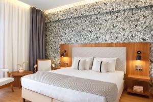 Postel nebo postele na pokoji v ubytování Ramada by Wyndham , Athens Club Attica Riviera