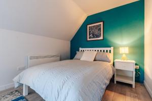 Postel nebo postele na pokoji v ubytování Finest Retreats - Hazel Rose Cottage