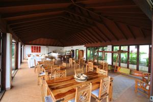 Reef Resort Vava'u في Utungake: غرفة طعام مع طاولات وكراسي خشبية
