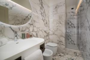 A bathroom at Hotel Mozart