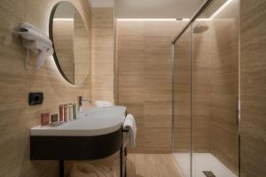 A bathroom at Hotel Mozart