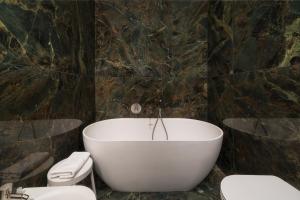 A bathroom at Hotel Mozart