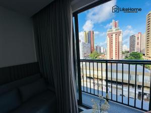 Una habitación con una ventana con vista a una ciudad. en Simple Smart em Manaíra - LikeHome Hospedagens, en João Pessoa