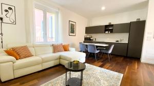 a living room with a white couch and a table at Corti Segrete - Milano Centro in Milan