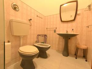 a bathroom with a toilet and a sink at Casa da Mariazinha in Costa da Caparica +16 photos