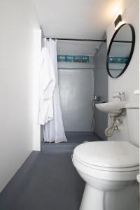 Ένα μπάνιο στο PFX Deluxe Studio In the center of Mykonos by ΜΡS