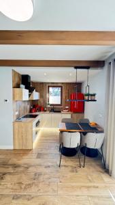 Η κουζίνα ή μικρή κουζίνα στο Przystanek Jaworki - Apartament w Jaworkach