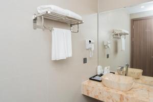 um banheiro com uma pia e um espelho em Long Hải Hotel em Móng Cái