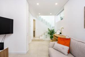 ローレにあるCasa Bellaのソファとテレビのあるリビングルーム