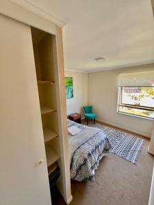 Giường trong phòng chung tại Acogedor Apartamento, rodeado de Naturaleza y Mar. +42 ảnh