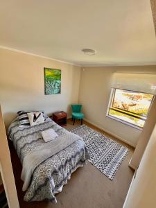 Giường trong phòng chung tại Acogedor Apartamento, rodeado de Naturaleza y Mar.