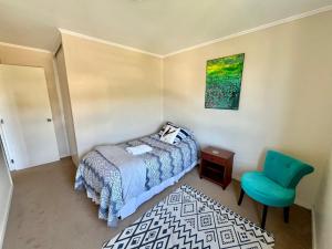 Giường trong phòng chung tại Acogedor Apartamento, rodeado de Naturaleza y Mar.