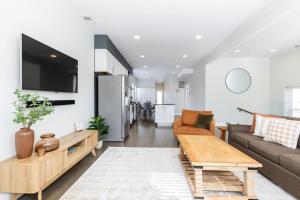 Χώρος καθιστικού στο Uptown Bright & Modern Apt - Steps to Lake, Train, Amazing Food & Free Parking