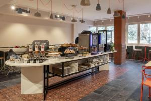 コモにあるB&B HOTEL Como Baradelloの食器入りカウンター付きパン屋