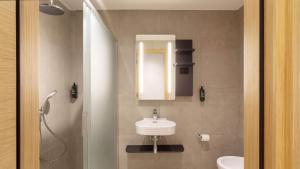 Bilik mandi di B&B HOTEL Como Baradello