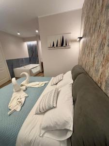 Кровать или кровати в номере Don Carmelo Luxury Suites - Letojanni Taormina +31 фотография