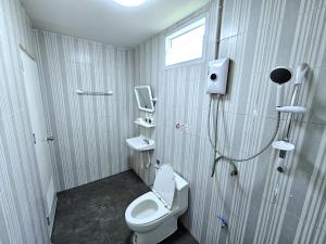 une petite salle de bain avec toilettes et douche dans l'établissement KK Poshtel, à Don Muang Airport