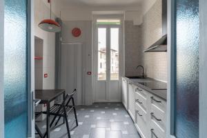 Una cocina con una mesa y un comedor. en Appartamento Plinio, en Milán