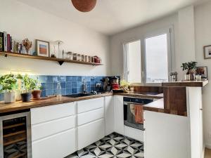 Η κουζίνα ή μικρή κουζίνα στο Cosy apartment with a magnificent view 10 min from Paris Exhibition Centre +7 φωτογραφίες