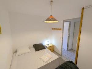 Una cama o camas en una habitación de Sol-y-Days Mathilde, Agréable appartement en rez-de-jardin avec parking et un accès direct à la plage